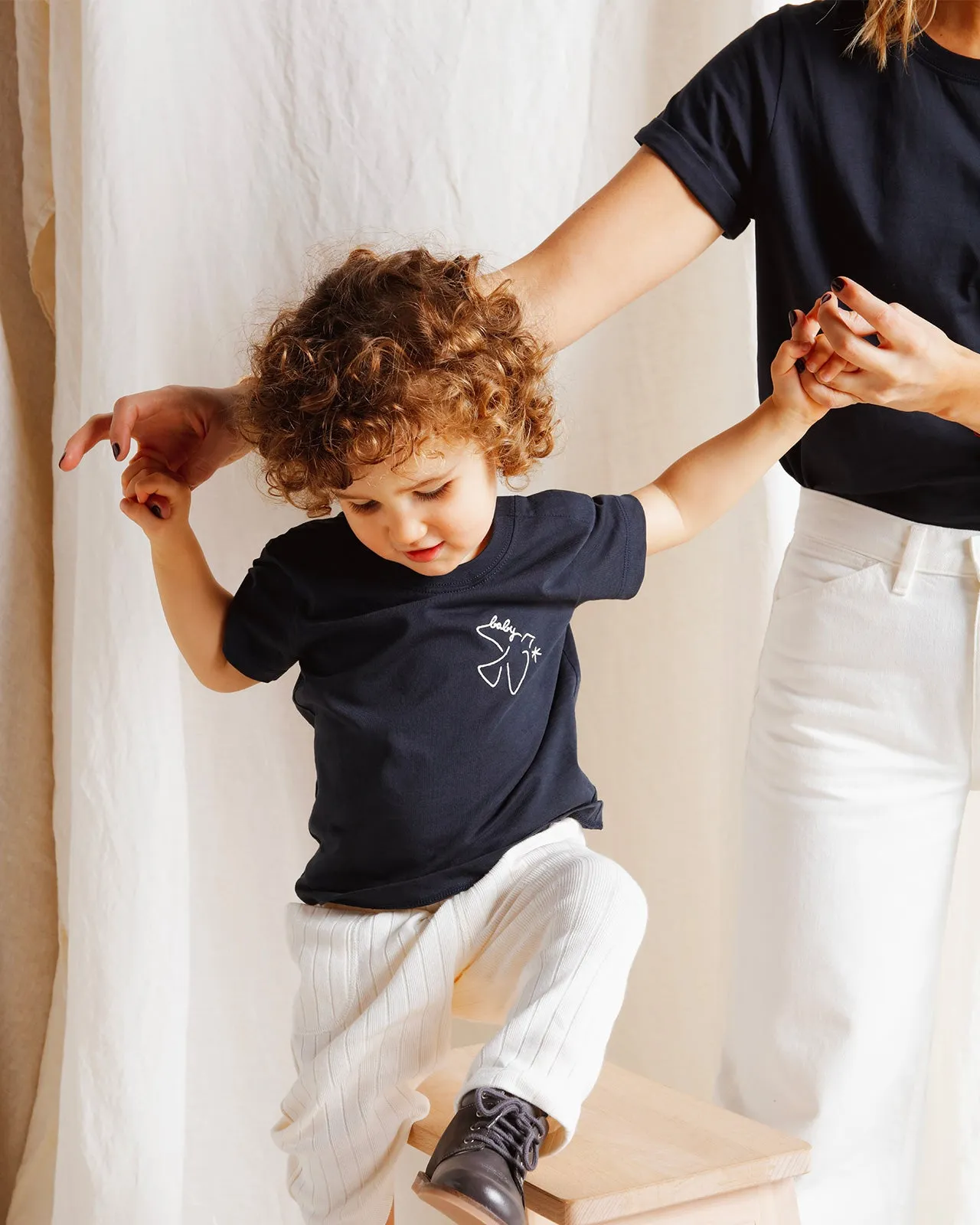 Le t-shirt brodé Baby bird en coton bio - charbon