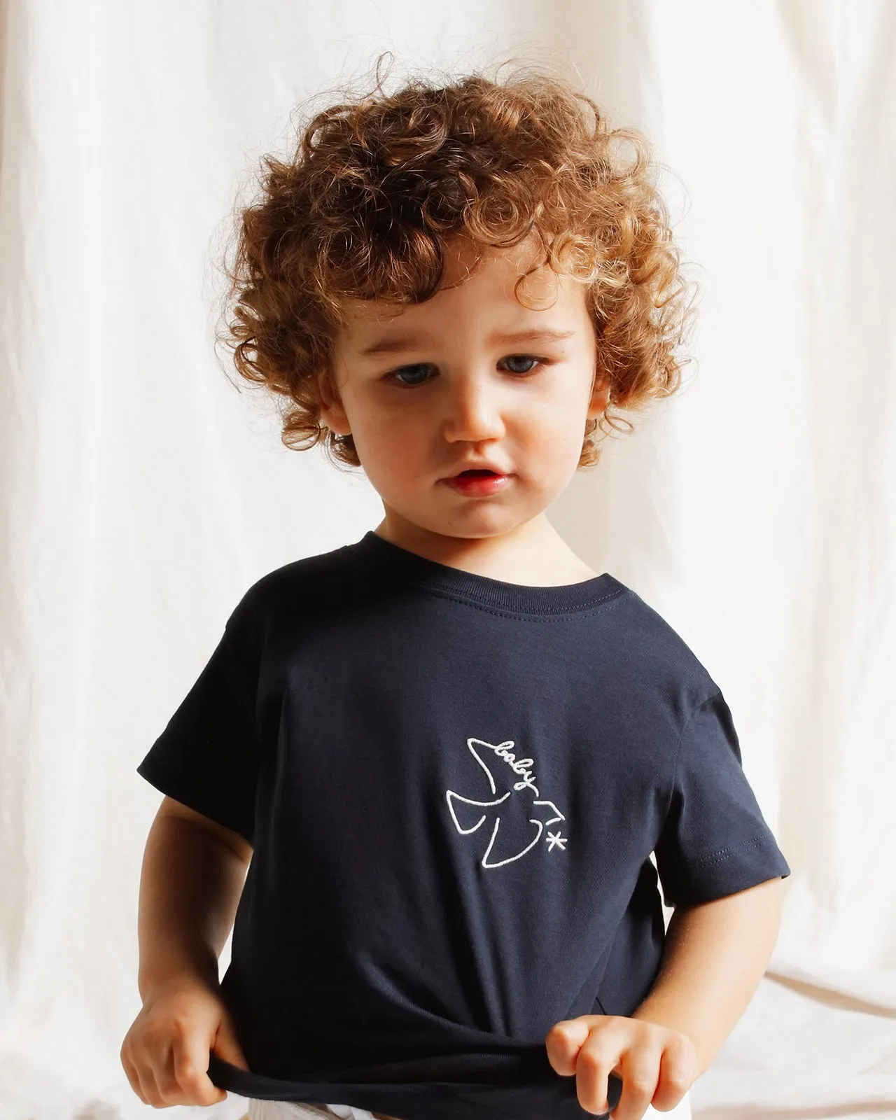 Le t-shirt brodé Baby bird en coton bio - charbon