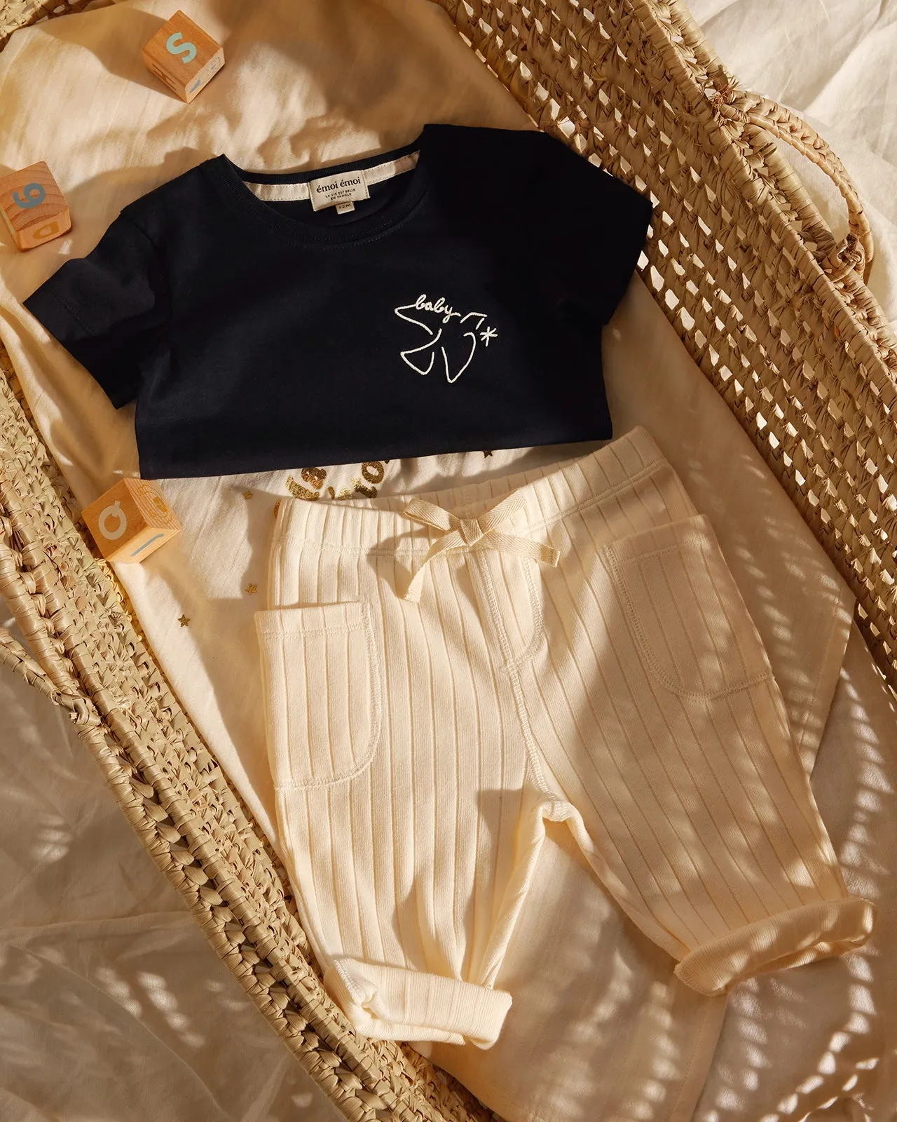 Le t-shirt brodé Baby bird en coton bio - charbon