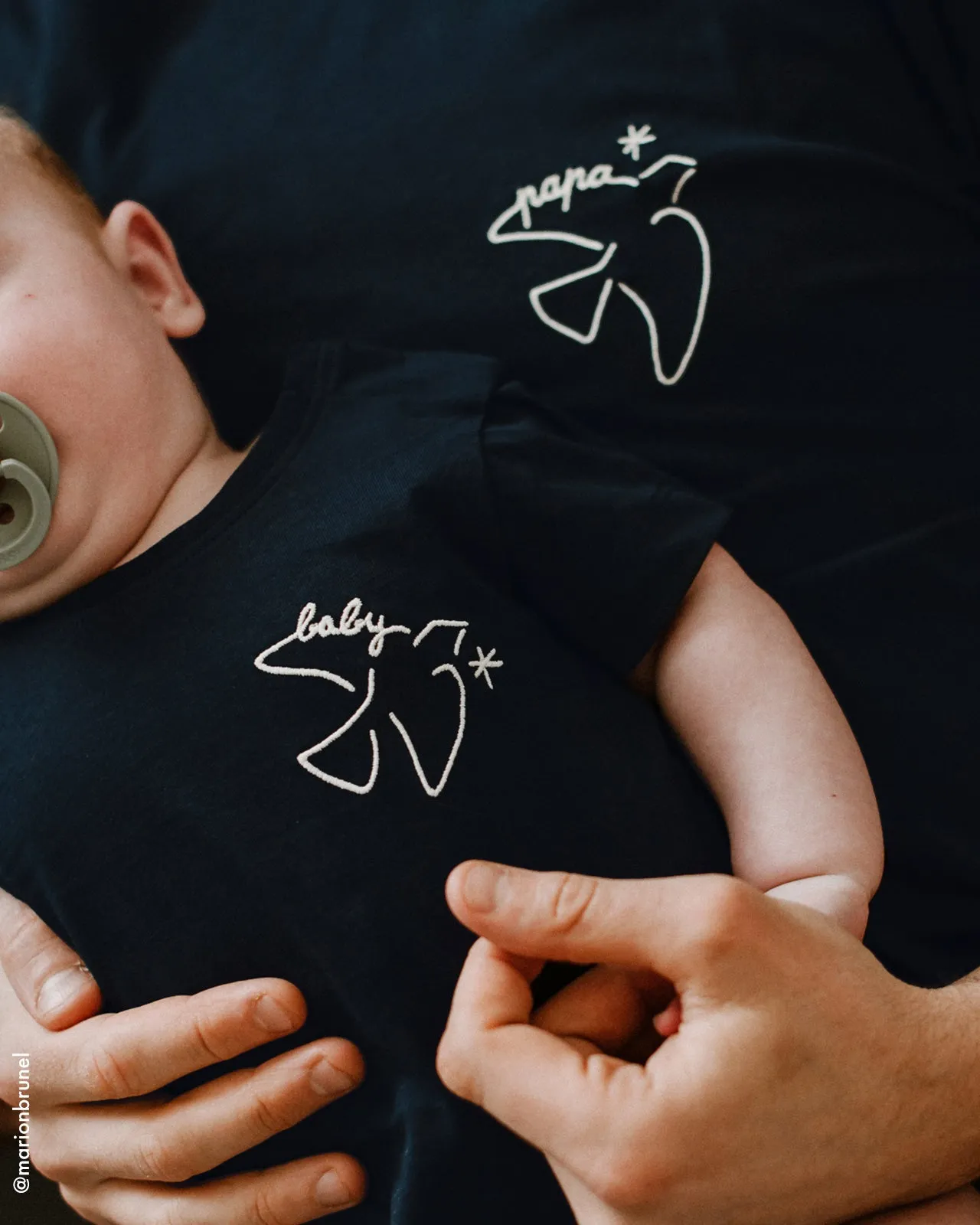 Le t-shirt brodé Baby bird en coton bio - charbon